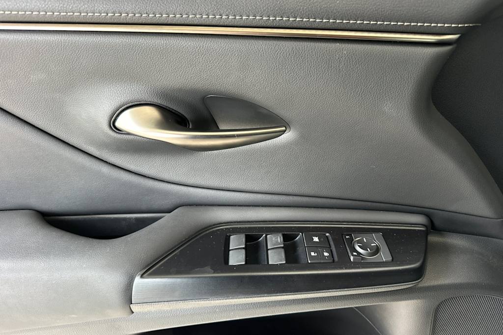 Thumbnail: 2020 Lexus ES - 21