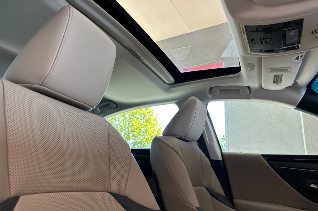Thumbnail: 2020 Lexus ES - 23