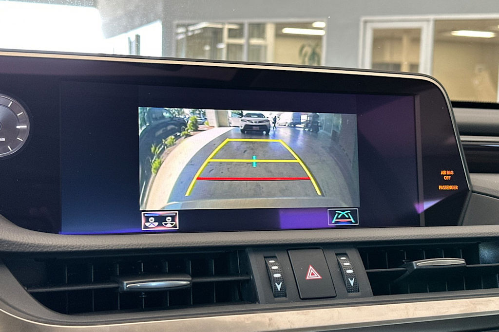Thumbnail: 2020 Lexus ES - 26