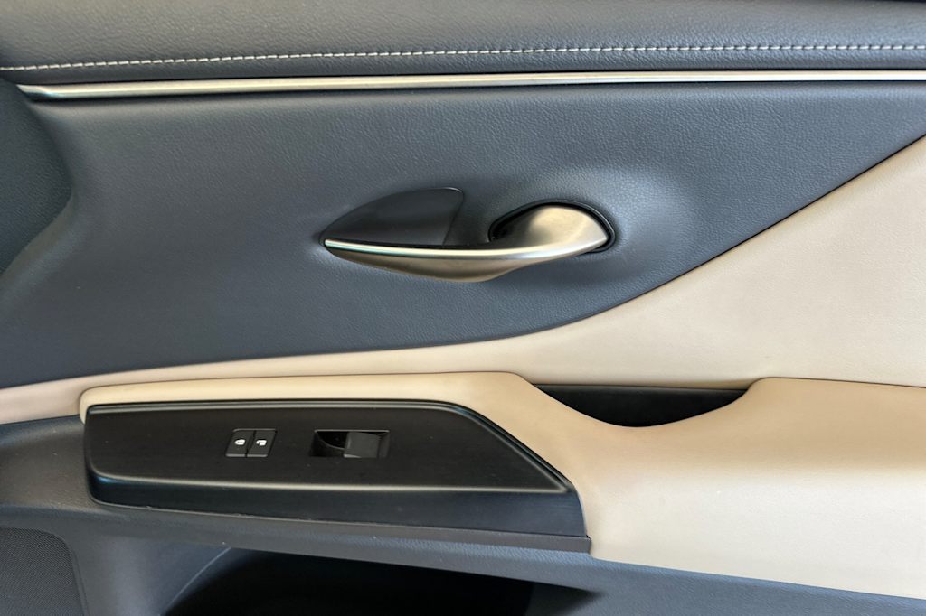 Thumbnail: 2020 Lexus ES - 24