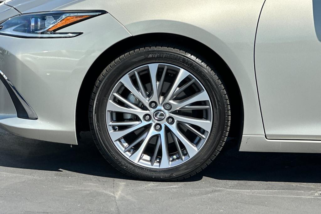 Thumbnail: 2020 Lexus ES - 8