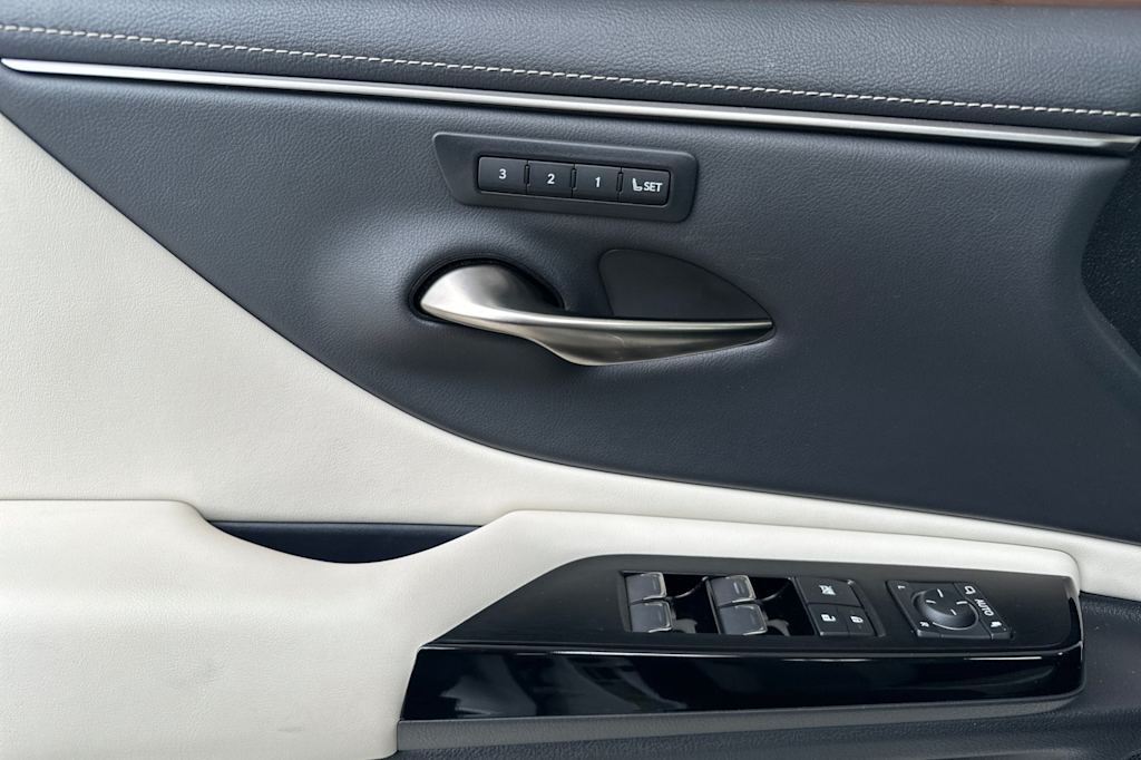 Thumbnail: 2025 Lexus ES - 20