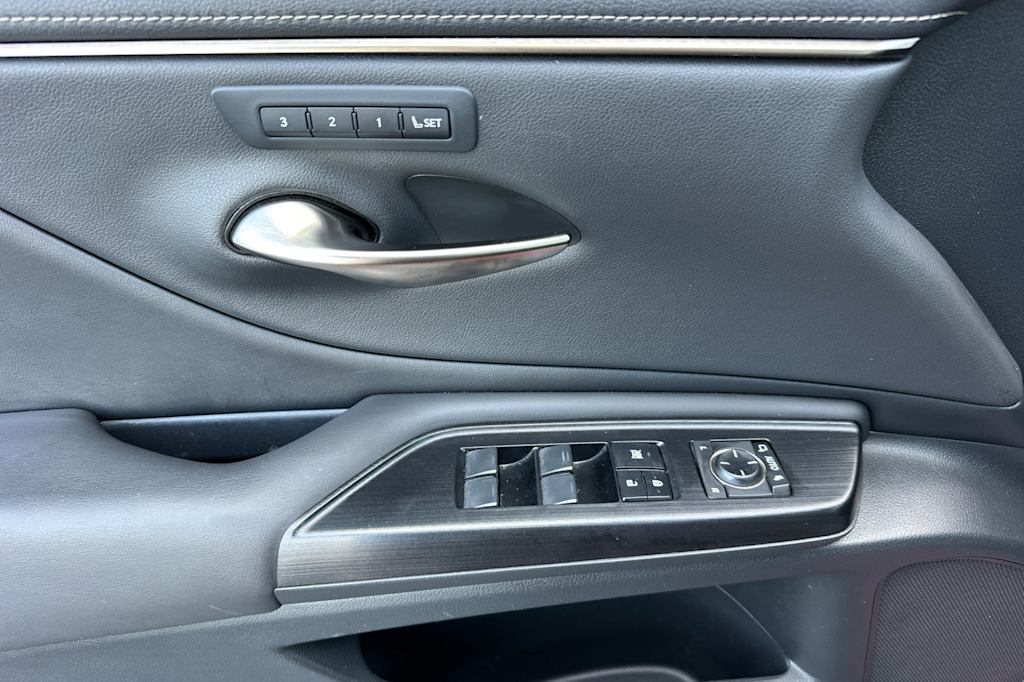 Thumbnail: 2020 Lexus ES - 21