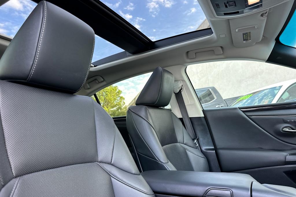 Thumbnail: 2020 Lexus ES - 10