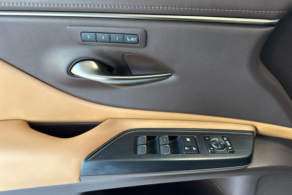 Thumbnail: 2021 Lexus ES - 20