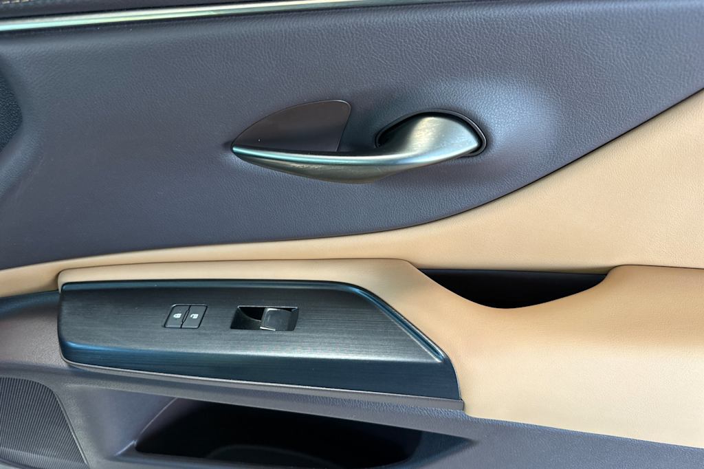 Thumbnail: 2021 Lexus ES - 24