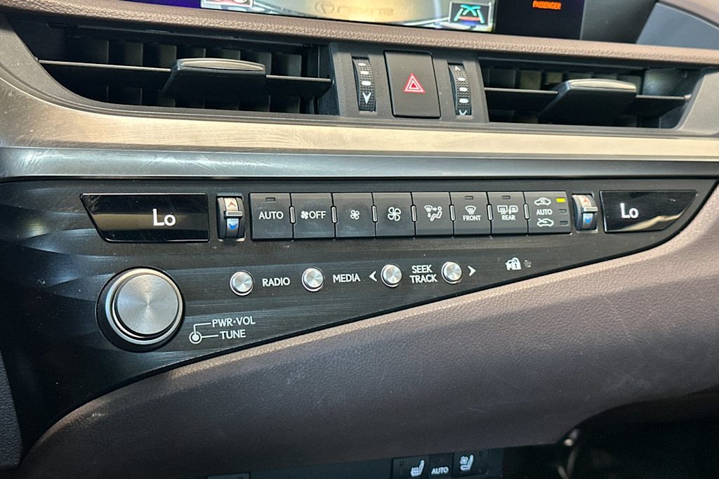 Thumbnail: 2021 Lexus ES - 26