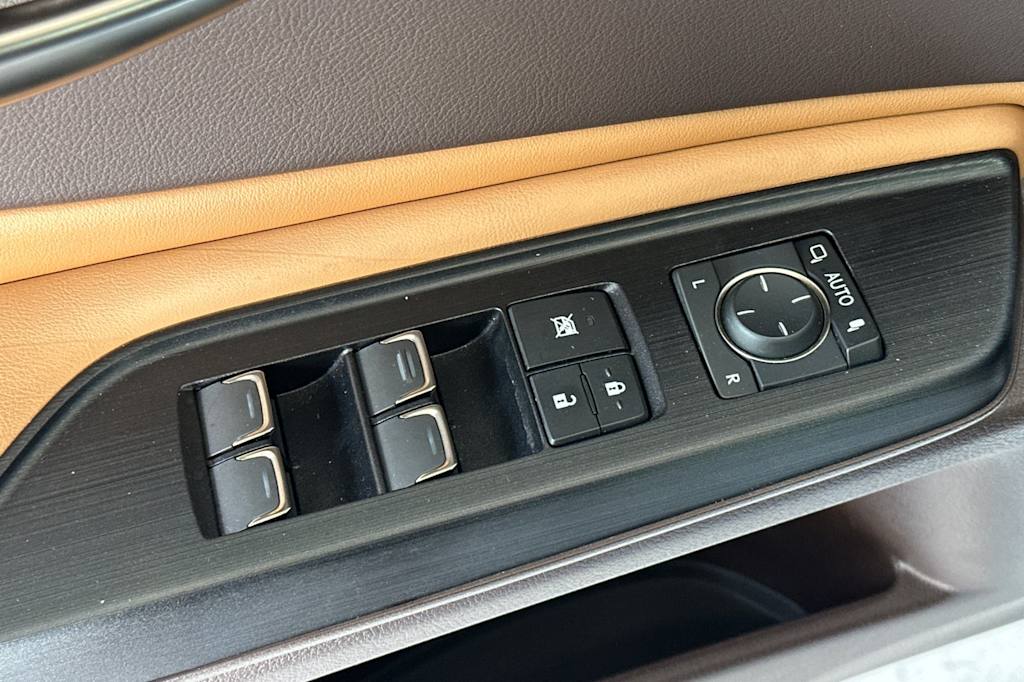 Thumbnail: 2021 Lexus ES - 21