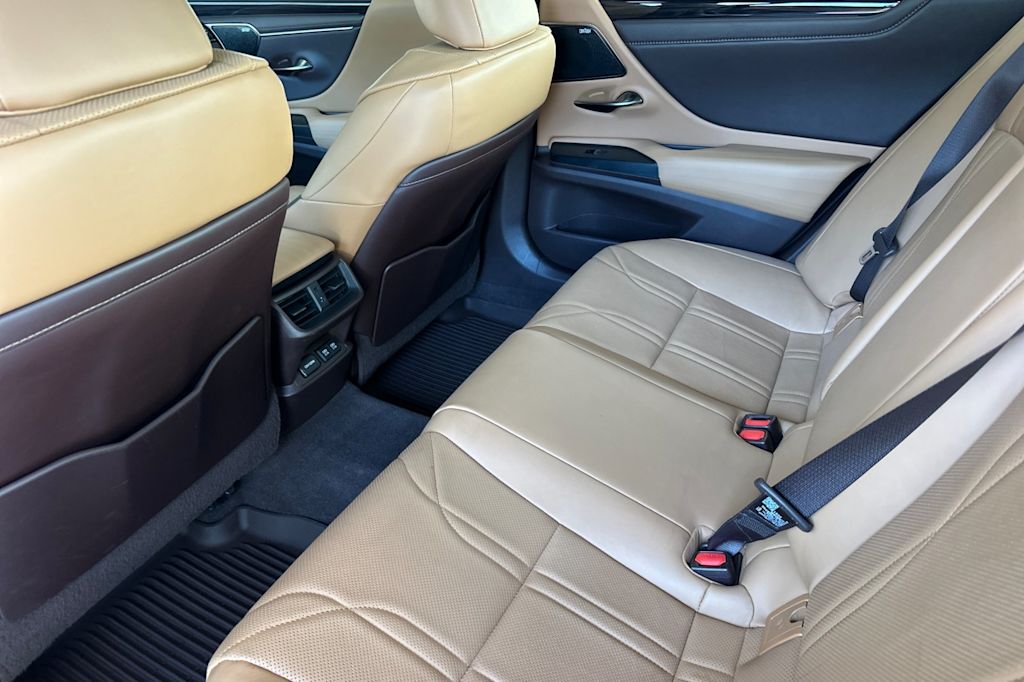 Thumbnail: 2021 Lexus ES - 10