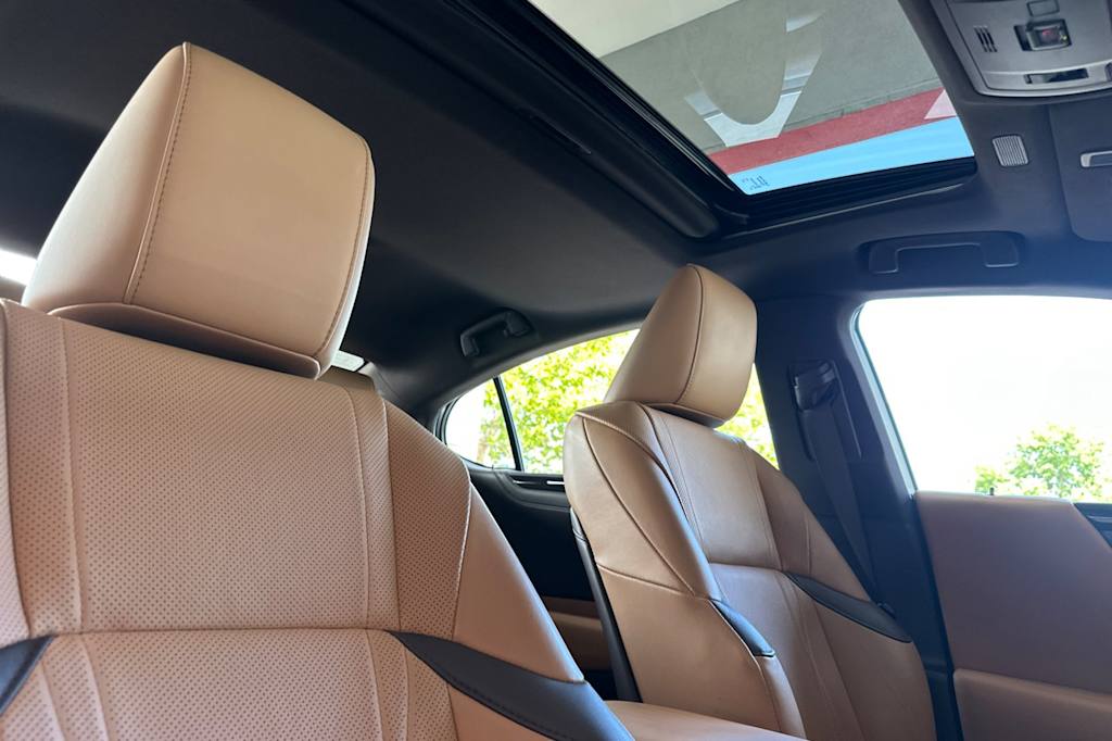 Thumbnail: 2021 Lexus ES - 23