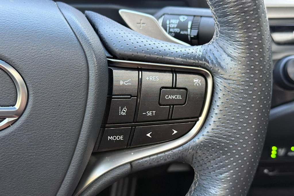 Thumbnail: 2020 Lexus ES - 31