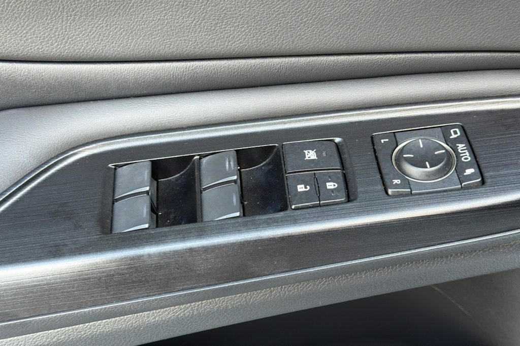 Thumbnail: 2020 Lexus ES - 21