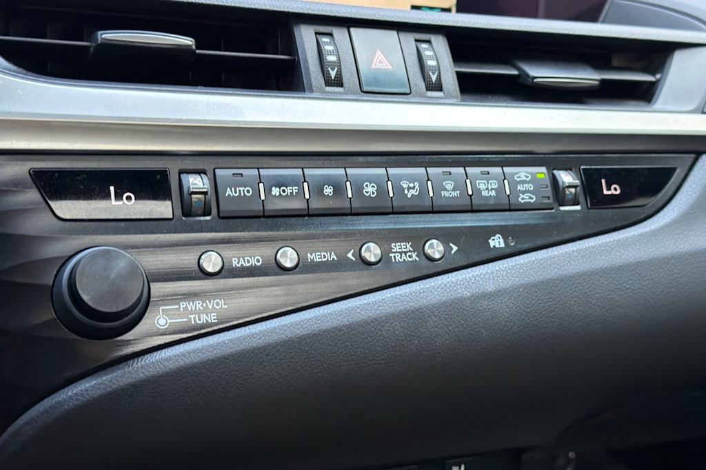 Thumbnail: 2020 Lexus ES - 27