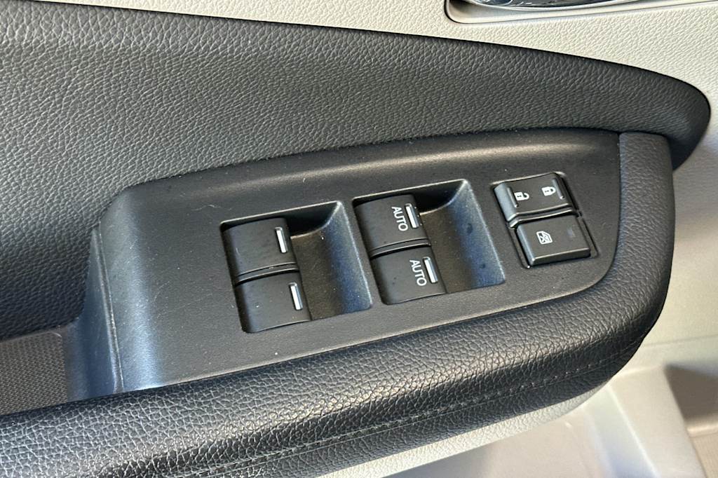 Thumbnail: 2017 Honda Pilot - 21