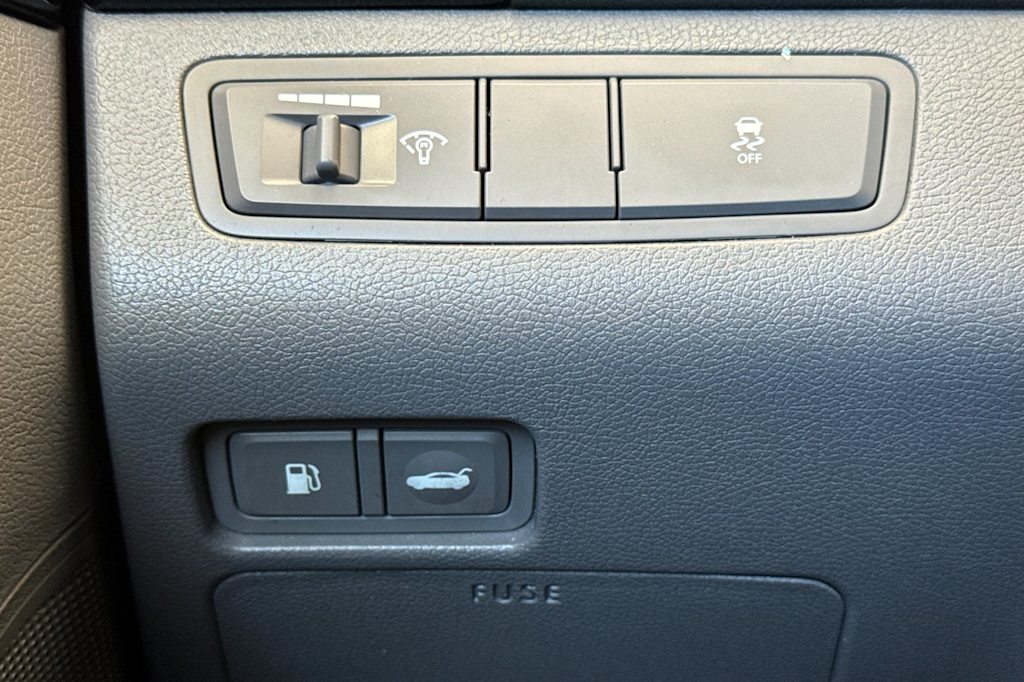 Thumbnail: 2011 Hyundai Sonata - 32