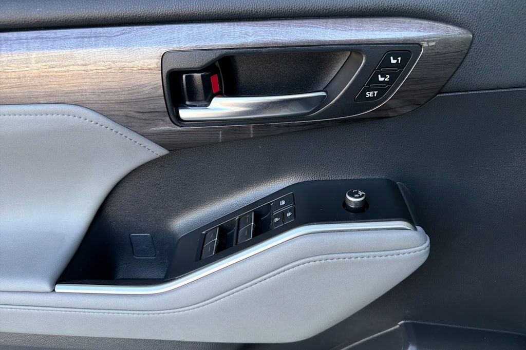 Thumbnail: 2021 Toyota Highlander - 21