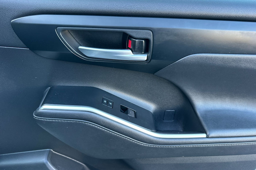 Thumbnail: 2020 Toyota Highlander - 25