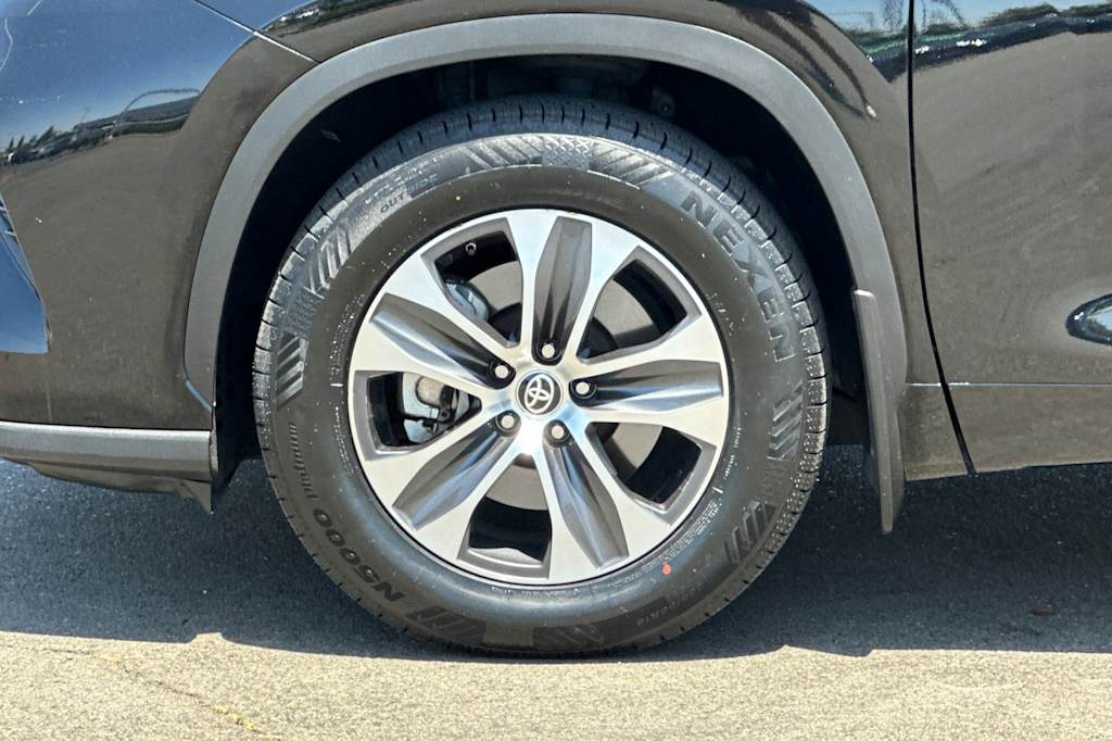 Thumbnail: 2022 Toyota Highlander - 8
