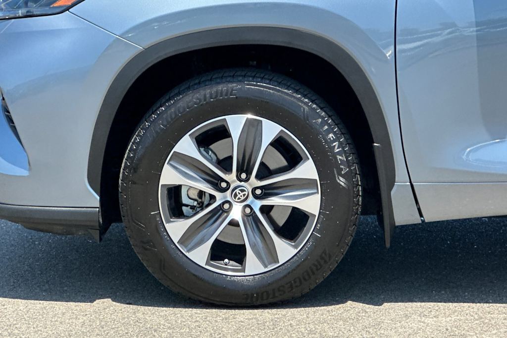 Thumbnail: 2022 Toyota Highlander - 8