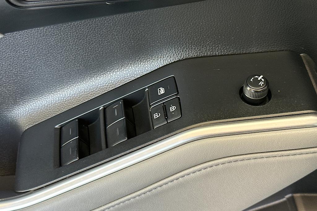 Thumbnail: 2022 Toyota Highlander - 22
