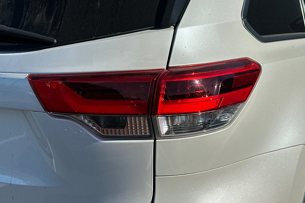 Thumbnail: 2017 Toyota Highlander - 18