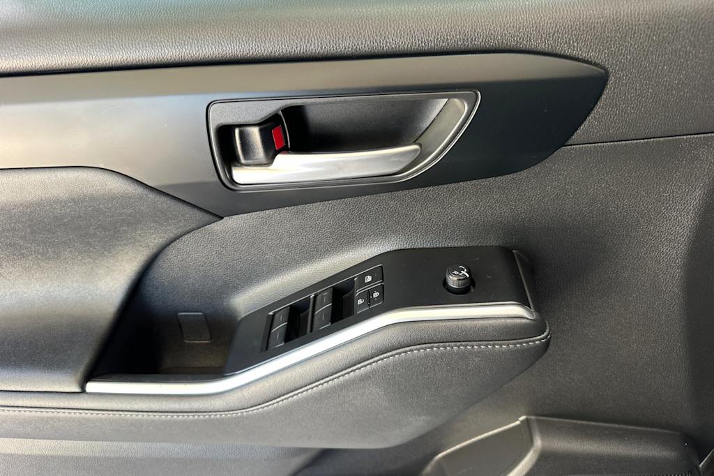 Thumbnail: 2024 Toyota Highlander - 22