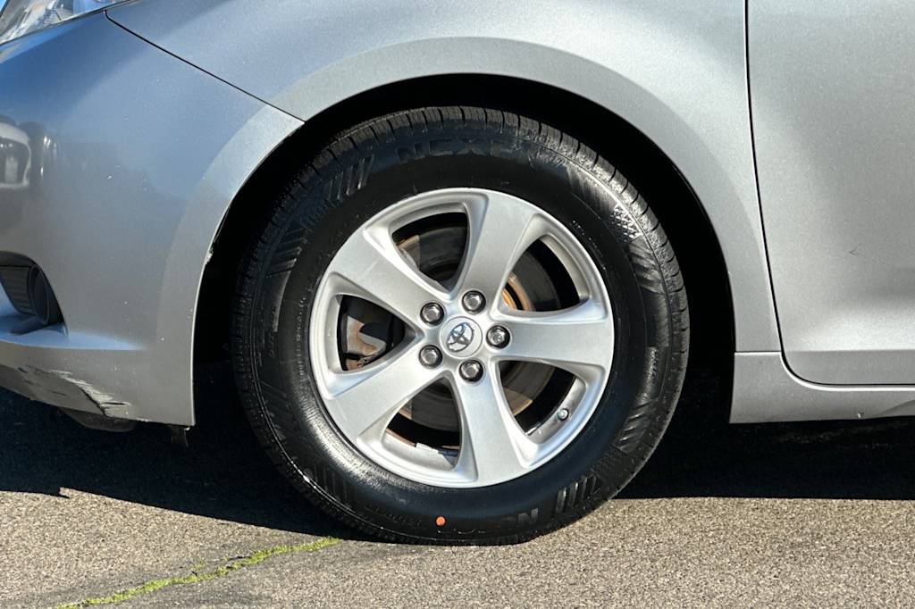 Thumbnail: 2015 Toyota Sienna - 8