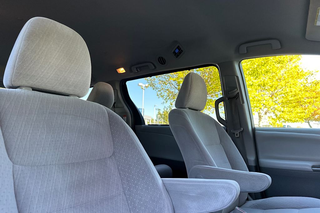 Thumbnail: 2015 Toyota Sienna - 23