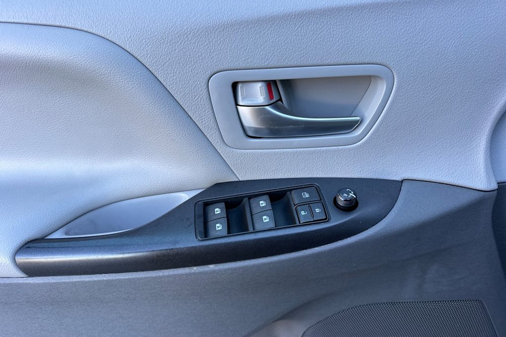 Thumbnail: 2015 Toyota Sienna - 21