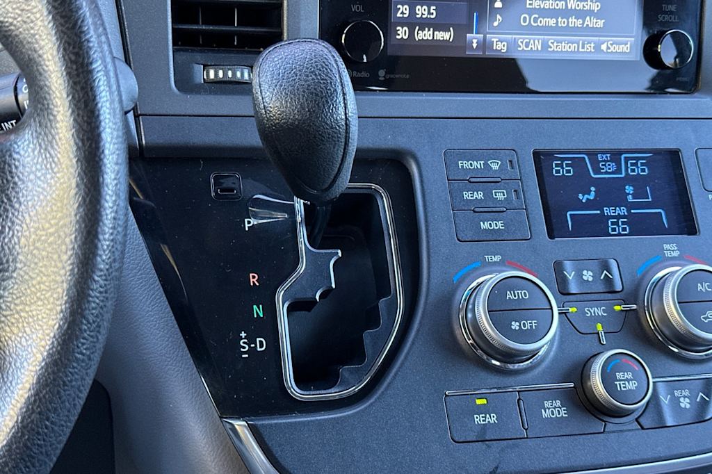 Thumbnail: 2015 Toyota Sienna - 27