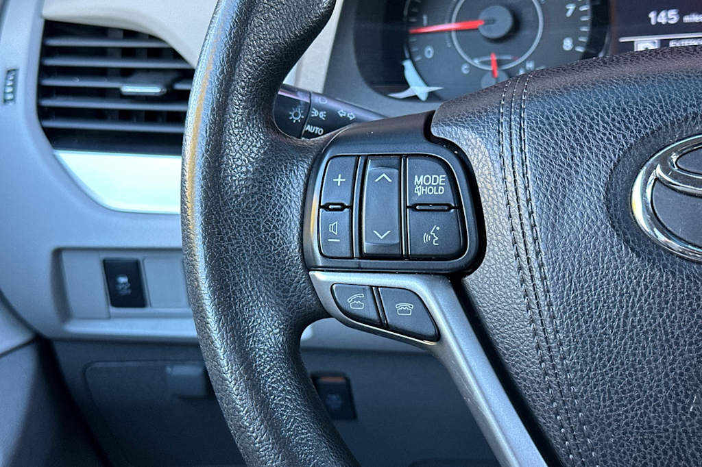 Thumbnail: 2015 Toyota Sienna - 29