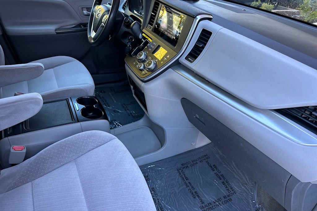 Thumbnail: 2015 Toyota Sienna - 13
