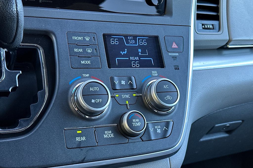 Thumbnail: 2015 Toyota Sienna - 26