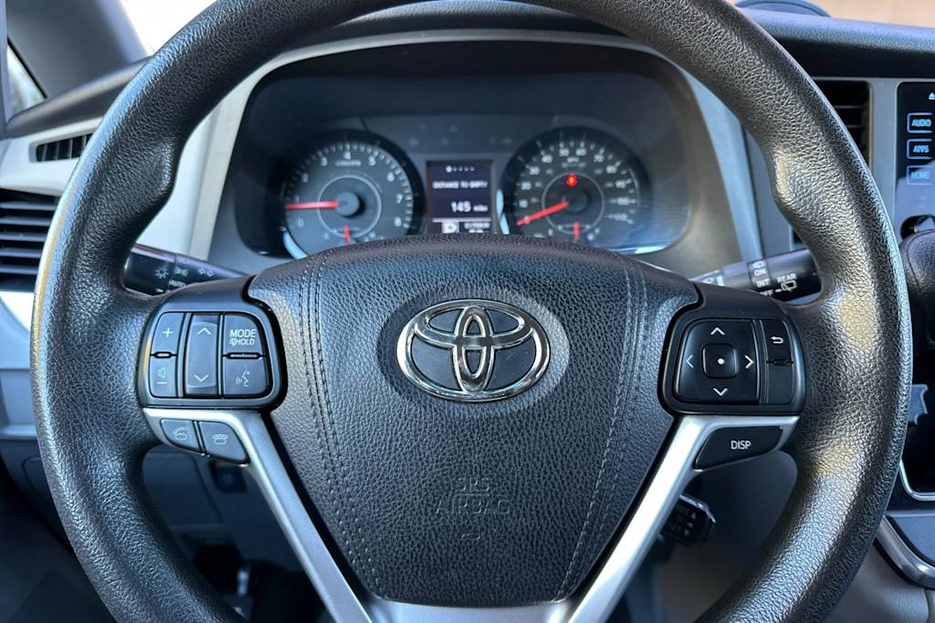 Thumbnail: 2015 Toyota Sienna - 28