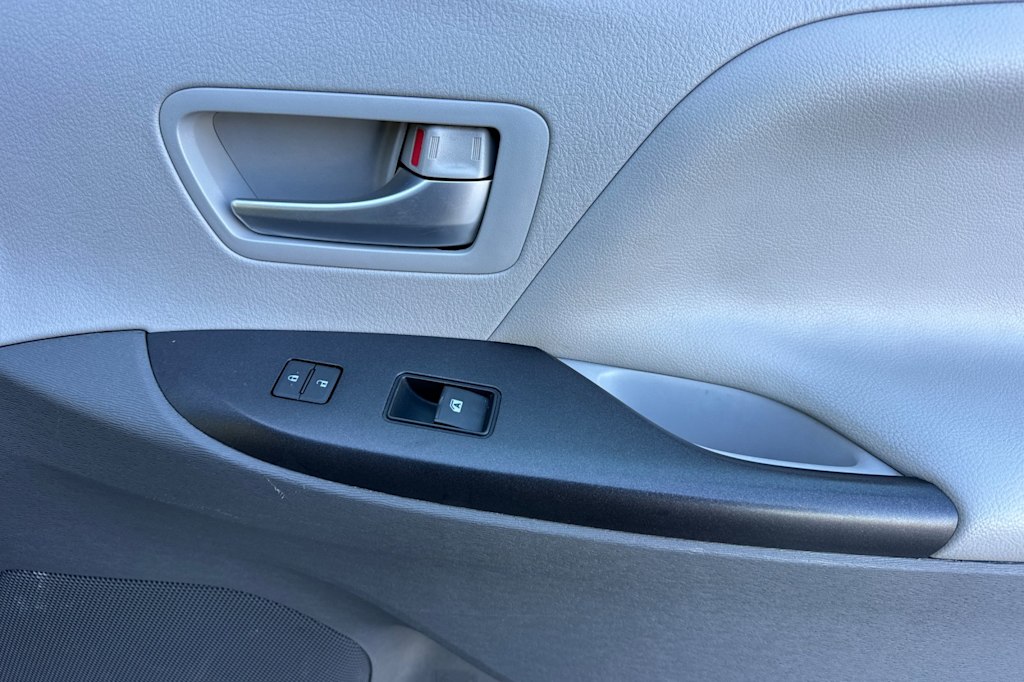 Thumbnail: 2015 Toyota Sienna - 24