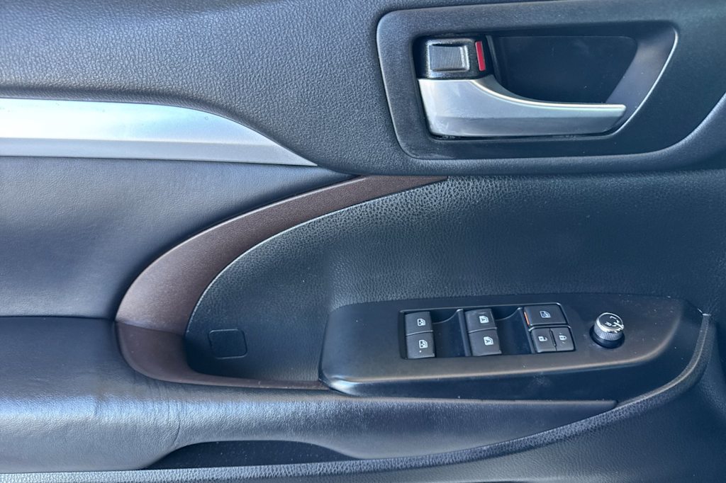 Thumbnail: 2018 Toyota Highlander - 20