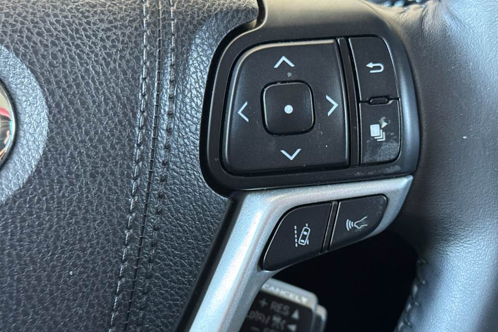 Thumbnail: 2018 Toyota Highlander - 32
