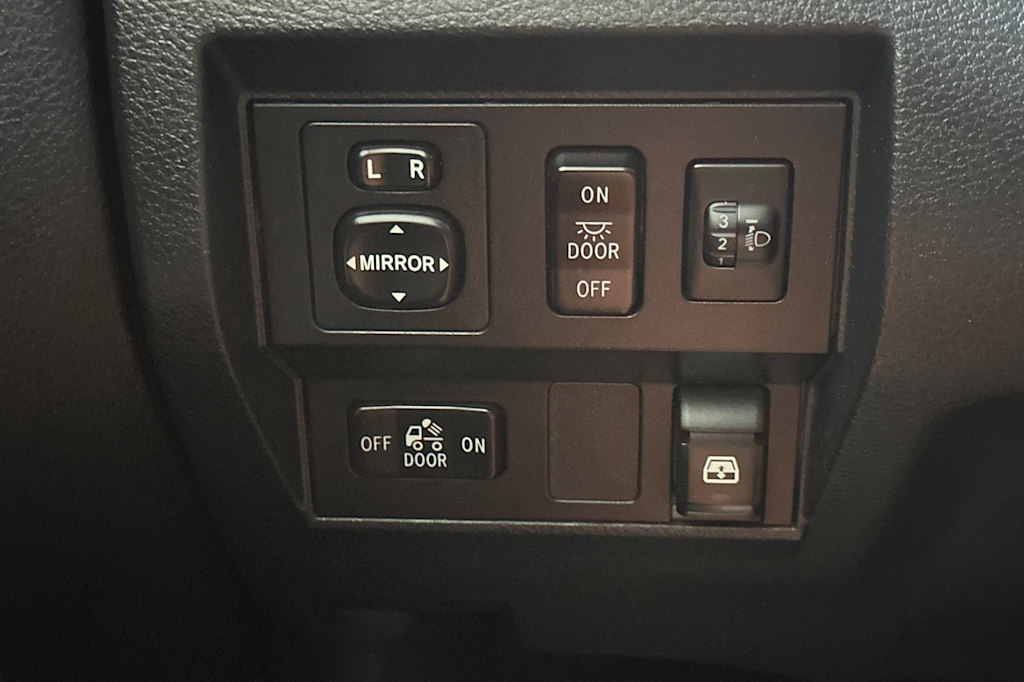 Thumbnail: 2016 Toyota Tundra - 31