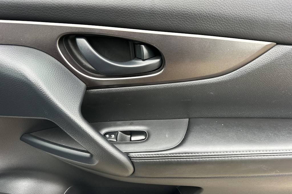 Thumbnail: 2022 Nissan Rogue Sport - 25