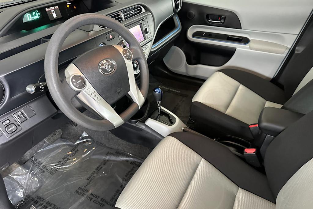 2013 Toyota Prius c  9