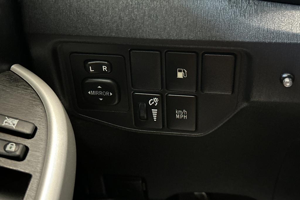 Thumbnail: 2015 Toyota Prius - 32