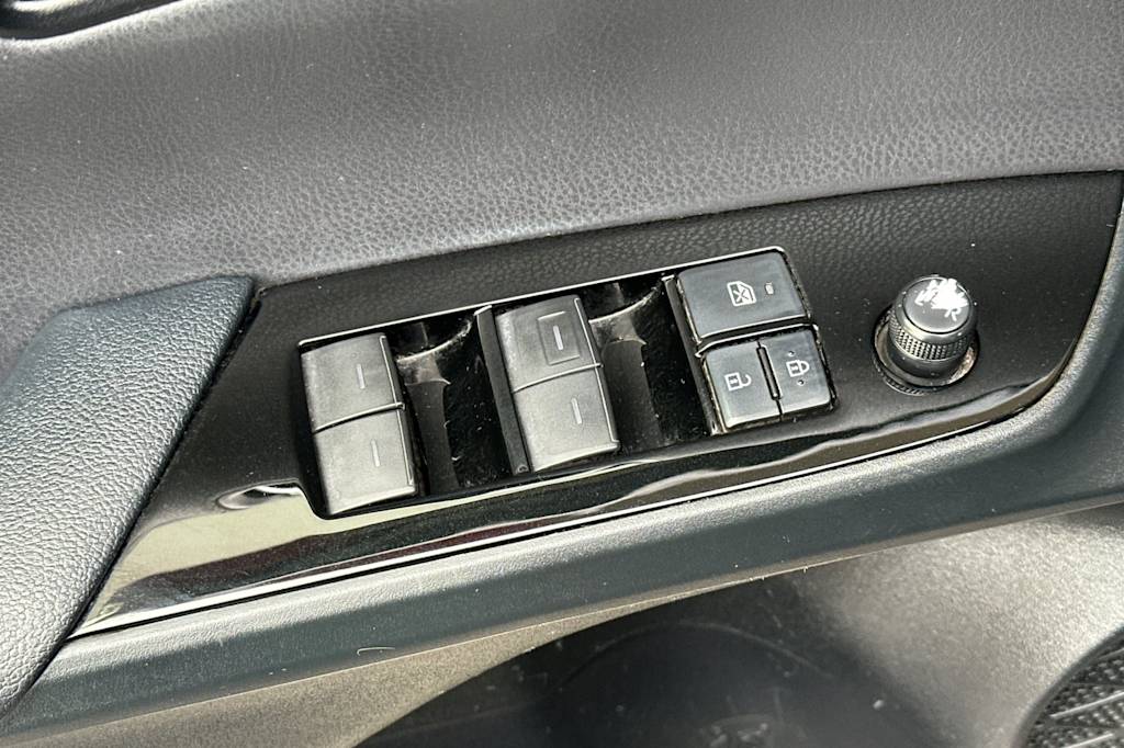 Thumbnail: 2019 Toyota Prius - 21