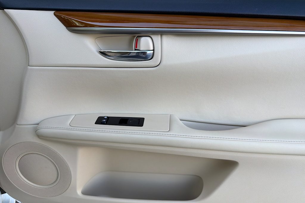 Thumbnail: 2015 Lexus ES - 24