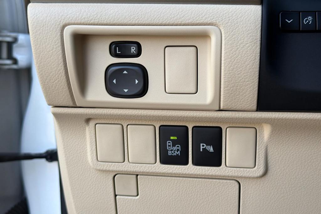 Thumbnail: 2015 Lexus ES - 33
