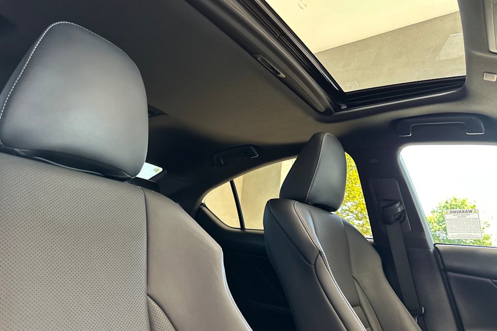 2022 Lexus IS 350 23