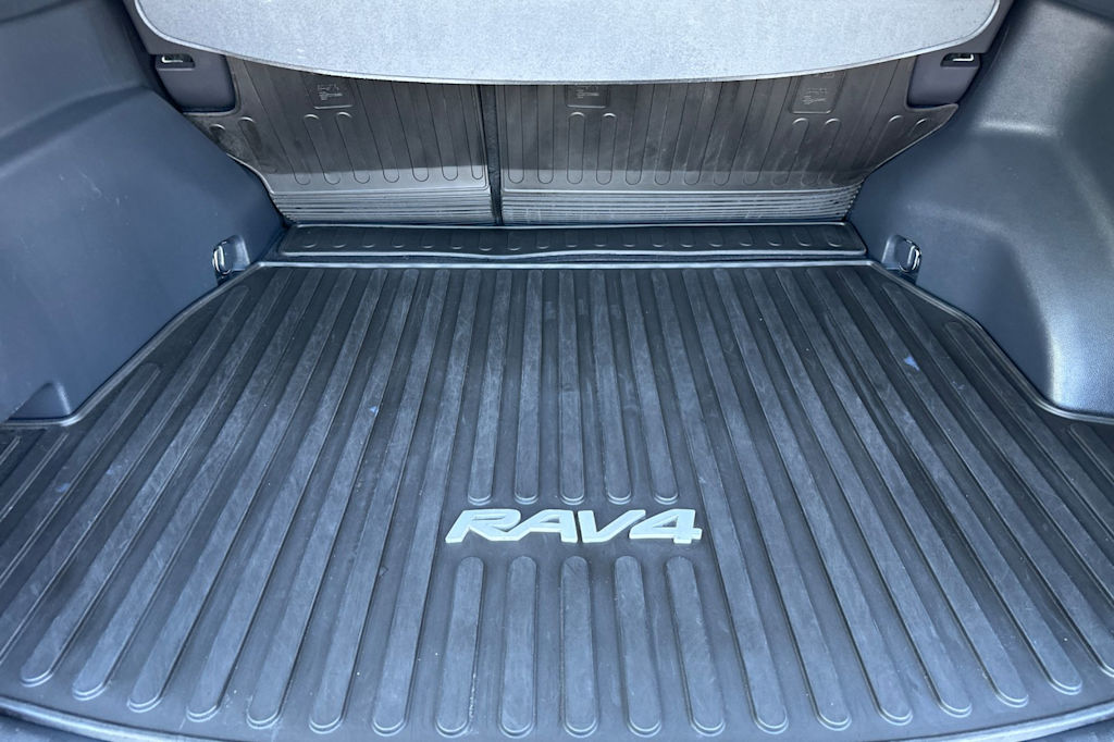Thumbnail: 2020 Toyota RAV4 - 17