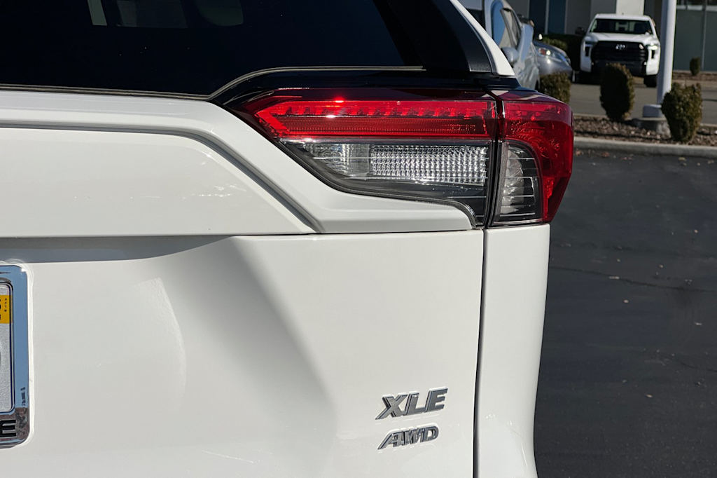 2019 Toyota RAV4 XLE 30