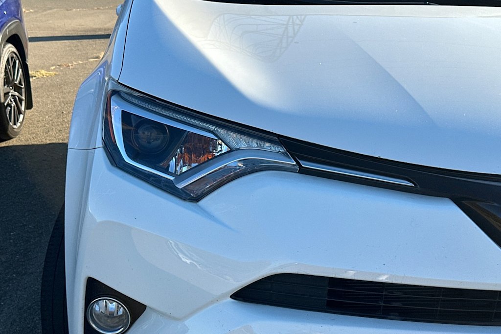 Thumbnail: 2017 Toyota RAV4 - 10