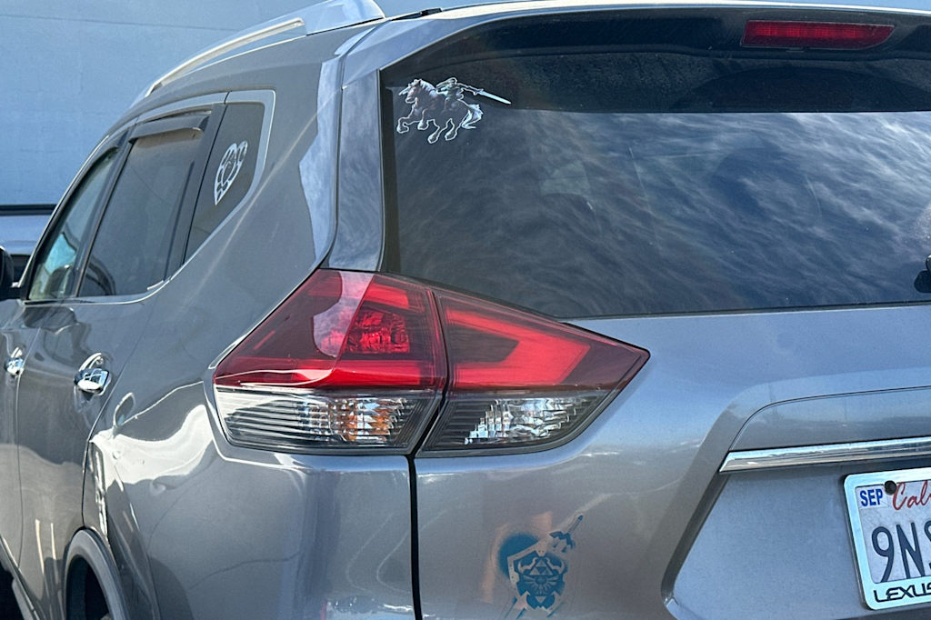 2018 Nissan Rogue SV 17