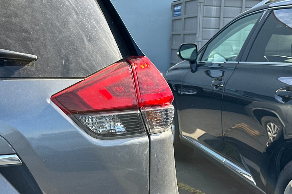 2018 Nissan Rogue SV 19